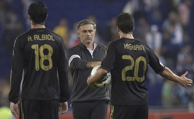 José Mourinho (c), saluda al delantero argentino Gonzalo Higuaín. Foto: EFE