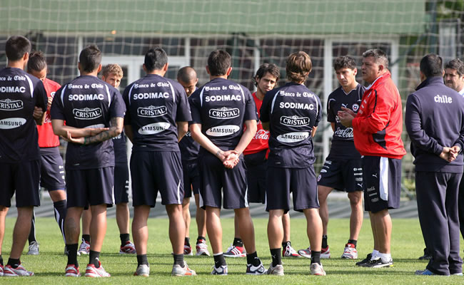 Claudio Borghi (2d), entrenador de la selección chilena les da instrucciones a sus jugadores. Foto: EFE