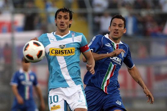 El jugador de Vélez Sarsfield Aleajndro Cabral (d) disputa el balón con Milovan Mirosevic (i) de Universidad Católica. Foto: EFE