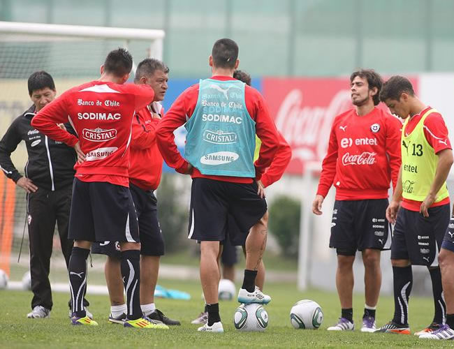 Claudio Borghi entrena a la Selección chilena para el partido ante Argentina. Foto: EFE