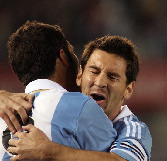 El jugador de la selecciòn de fútbol de Argentina Gonzalo Higuaìn (i) festeja con Lionel Messi (d) tras anotar frente a Chile. Foto: EFE