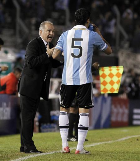 El DT Alejandro Sabella (i) de Argentina da indicaciones a Marcos Alberto Rojo (d) en el juego contra Chile. Foto: EFE
