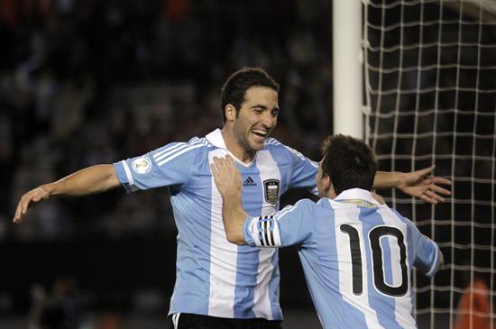 Higuaín y Messi celebran el triunfo ante Chile. Foto: EFE