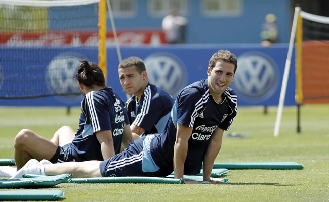 Gonzalo Higuaín y Leo Messi seguirán comandado el ataque de la Albiceleste. Foto: EFE