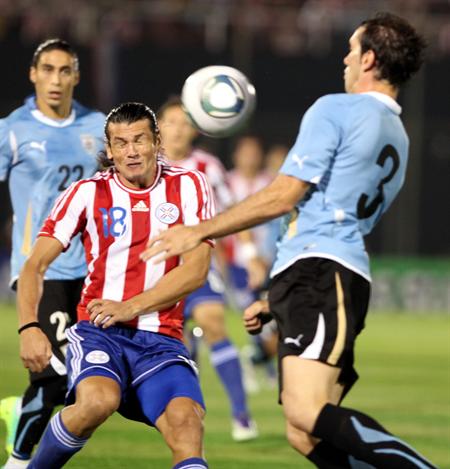 El jugador uruguayo Diego Godín (d) disputa el balón con Nelson Haedo (i) de Paraguay. Foto: EFE