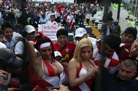 Aficionados peruanos durante el partido de eliminatorias sudamericanas para el Mundial Brasil 2014 disputado ante Chile. Foto: EFE