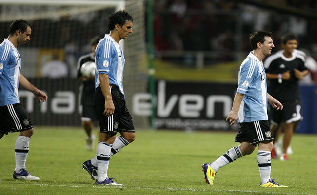 Argentina sale del campo, tras la derrota frente a Venezuela. Foto: EFE