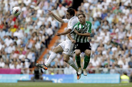 El delantero argentino del Real Madrid Gonzalo Higuaín (i) lucha un balón ocn el defensa del Betis Nacho Pérez. Foto: EFE