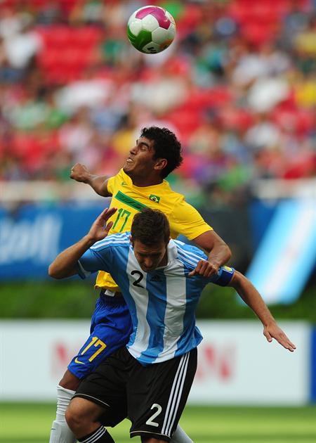 El brasileño Rafael de Souza (arriba) disputa el balón con el argentino Alejo Germán Pezzella. Foto: EFE