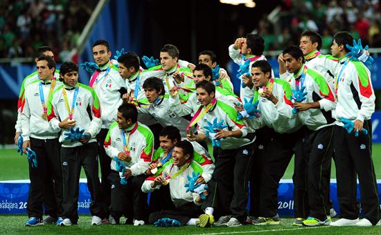Los jugadores de México celebran en el podio ante Argentina. Foto: EFE