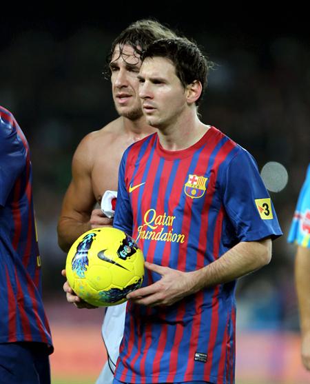 El delantero argentino del FC Barcelona, Lionel Messi, se lleva el balón tras conseguir tres tantos frente al RCD Mallorca. Foto: EFE