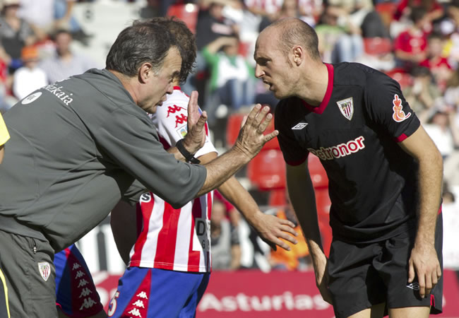 El entrenador del Athletic de Bilbao, Marcelo Bielsa (i), da instrucciones a Gaizka Toquerdo. Foto: EFE