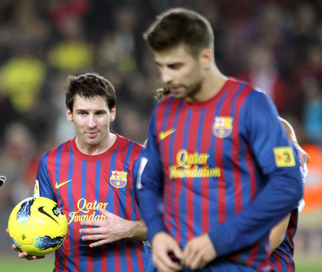 El delantero argentino del FC Barcelona, Lionel Messi (i), se lleva el balón tras conseguir tres tantos frente al RCD Mallorca. Foto: EFE