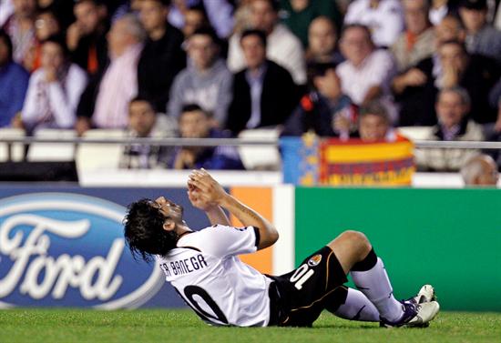 El centrocampista argentino del Valencia CF Éver Banega cae al suelo lesionado. Foto: EFE