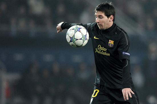 El jugador argentino del FC Barcelona Lionel Messi controla el balón ante el Viktoria Plzen. Foto: EFE