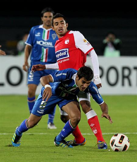 El jugador de Vélez Sarsfield Augusto Fernandez (i) disputa el balón con Hugo Acosta (d), de Santa Fe. Foto: EFE