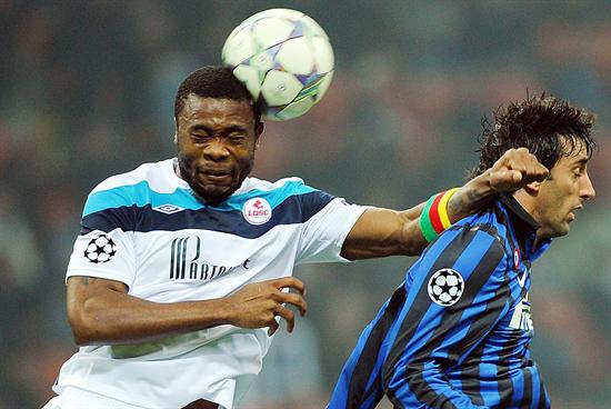 El defensor del Lille Aurelien Chedjou (i) cabecea el balón ante Diego Milito (d), del Inter. Foto: EFE