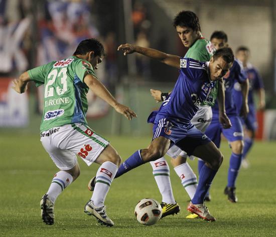 El jugador de la U de Chile Eduardo Vargas (d) disputa un balón con Iván Marcone de Arsenal. Foto: EFE