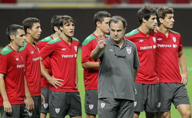 El DT del Athletic de Bilbao, Marcelo Bielsa, da instrucciones a los jugadores durante su partido del grupo F de la Liga Europa contra el RB Salzburgo. Foto: EFE