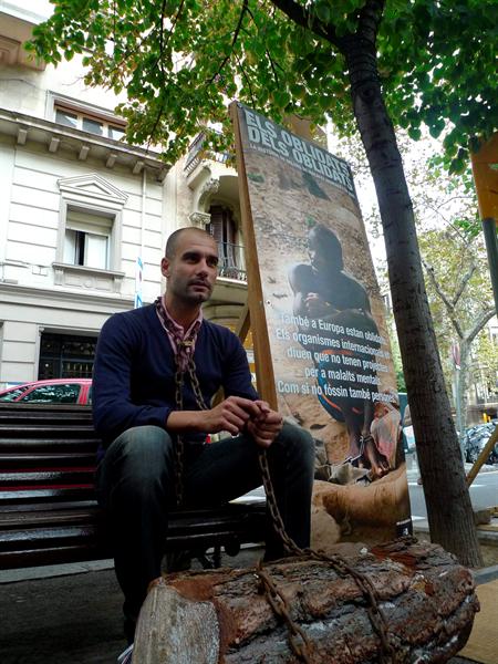 Guardiola, posa encadenado en la campaña de sensibilización "Els oblidats dels oblidats". Foto: EFE