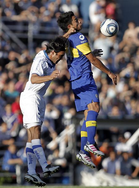 El jugador de Vélez Fabián Cubero (i) disputa el balón con Sergio Araújo (d) de Boca. Foto: EFE