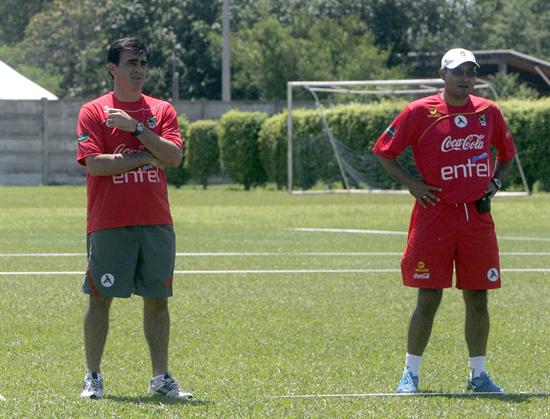El técnico de la selección boliviana de fútbol Gustavo Quinteros (i) junto a su ayudante de campo Marcos Sandy. Foto: EFE