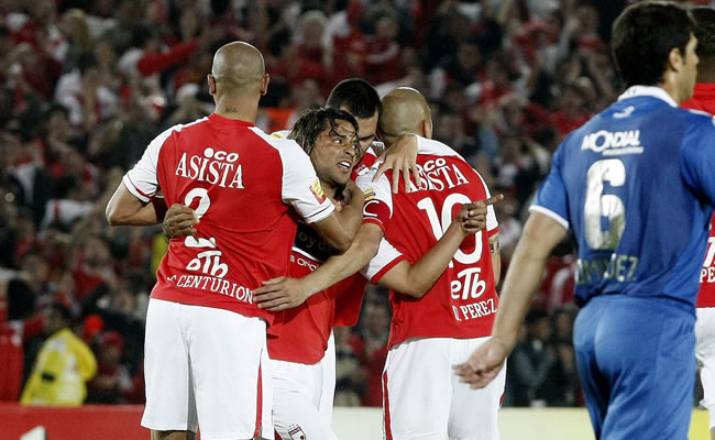 Omar Pérez (c) de Independiente Santa Fe celebra con Gerardo Bedoya el gol ante Vélez. Foto: EFE