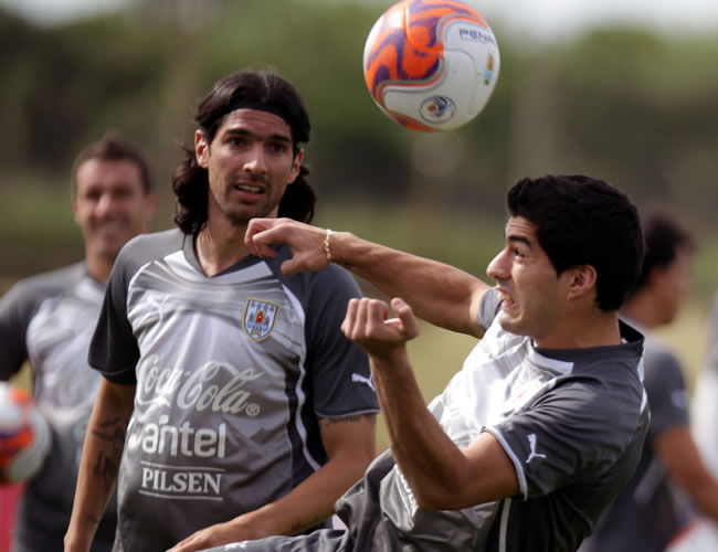 Los jugadores de la selección uruguaya de fútbol Luis Suárez (d) y Sebastián Abreu (i) participan en un entrenamiento. Foto: EFE