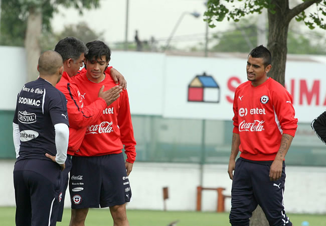 El DT de la selección chilena, el argentino Claudio Borghi (2i), habla con sus jugadores. Foto: EFE