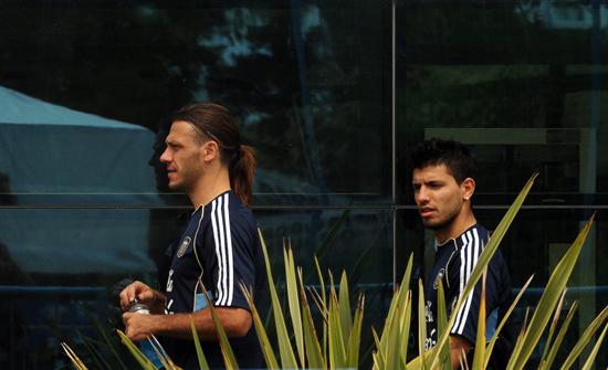 Los jugadores de la selección Argentina de fútbol Martín Demichelis (i) y Sergio Agüero. Foto: EFE