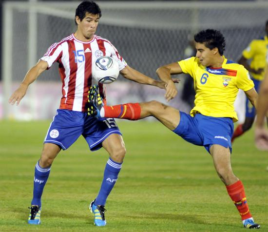 El jugador ecuatoriano Cristian Noboa (d) disputa el balón con Victor Cáceres (i) de Paraguay. Foto: EFE