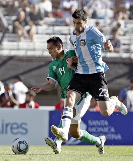 El jugador de la selección argentina Javier Pastore (d) disputa el balón con Christian Vargas (i) de Boliva. Foto: EFE