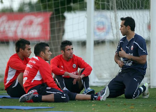 El arquero Claudio Bravo (d) conversa con varios compañeros de la selección chilena. Foto: EFE