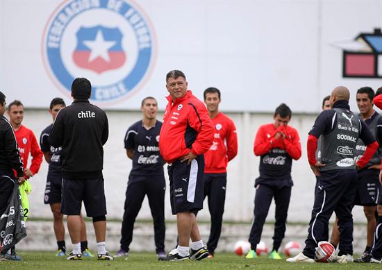 El entrenador de la selección chilena, Claudio Borghi (c), habla con sus jugadores. Foto: EFE