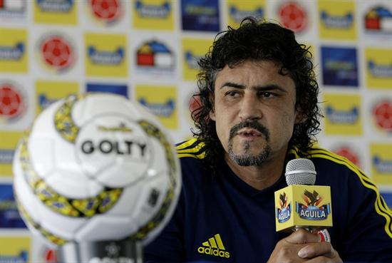 El DT de la selección colombiana de fútbol, Leonel Álvarez en rueda de prensa. Foto: EFE