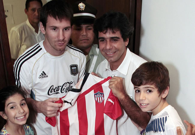 El alcalde de Barranquilla, Alejandro Char (2d), sus hijos, Mariana (i) y Alejandro (d), y el futbolista argentino, Lionel Messi. Foto: EFE