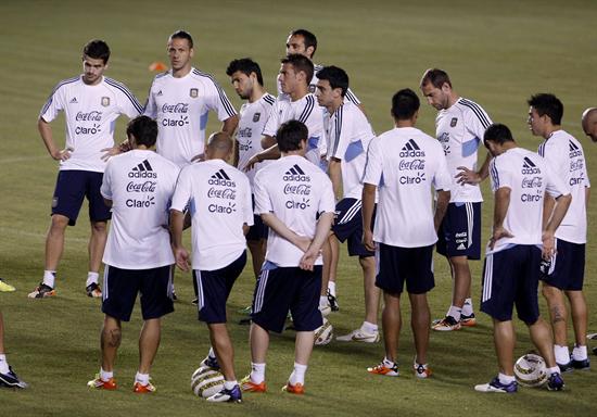 Los jugadores argentinos participan en una sesión de entrenamiento de la selección Argentina en Barranquilla (Colombia). Foto: EFE