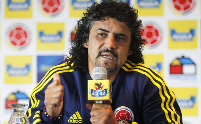 El DT de la selección colombiana de fútbol, Leonel Álvarez, ofrece una rueda de prensa. Foto: EFE