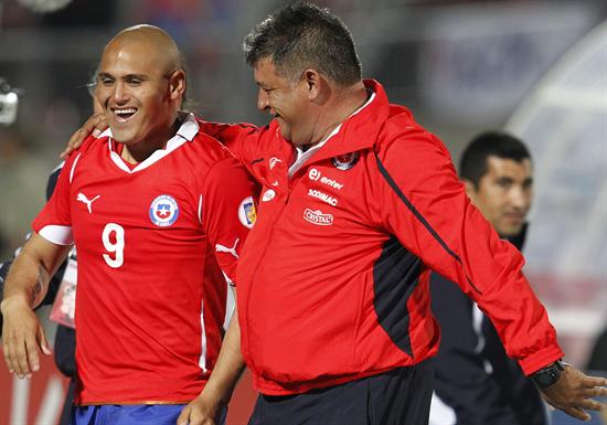 El DT de Chile, el argentino Claudio Borghi (d), celebra con el jugador Humberto Suazo ante Paraguay. Foto: EFE