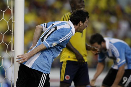 El jugador la selección argentina de fútbol Lionel Messi (i) celebra su gol ante la selección de Colombia. Foto: EFE