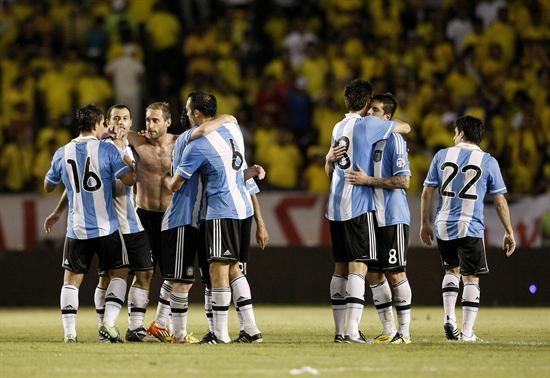 Los jugadores de la selección Argentina de fútbol celebran luego de vencer a Colombia. Foto: EFE