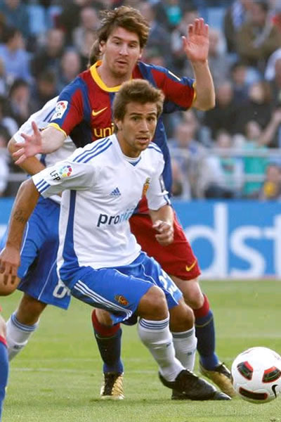 Leo Messi del FC Barcelona y Leo Ponzio del Real Zaragoza. Foto: EFE