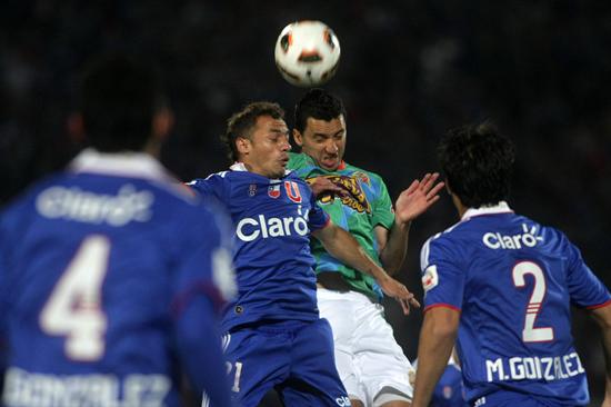 El jugador de Universidad de Chile Marcelo Díaz (i) disputa el balón con el jugador Jorge Ortiz (d) de Arsenal. Foto: EFE