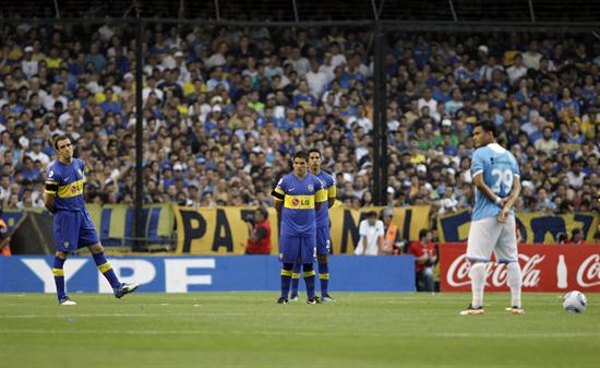 Jugadores de Boca Juniors y Racing realizan un minuto de silencio por el fallecimiento de la madre de Diego Maradona. Foto: EFE