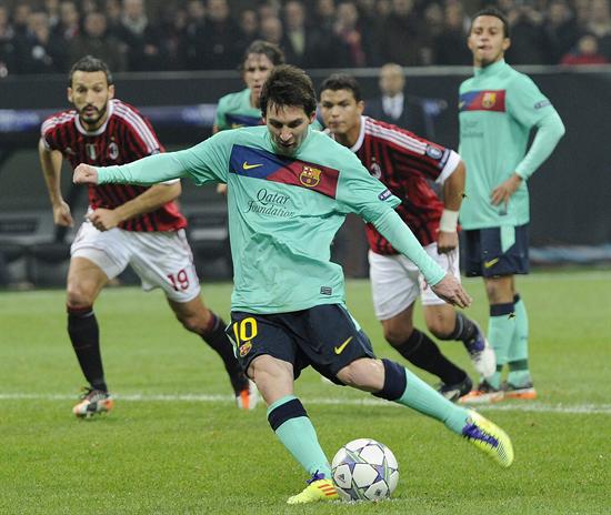 El jugador del FC Barcelona Lionel Messi anota un gol de penalti ante el AC Milán. Foto: EFE