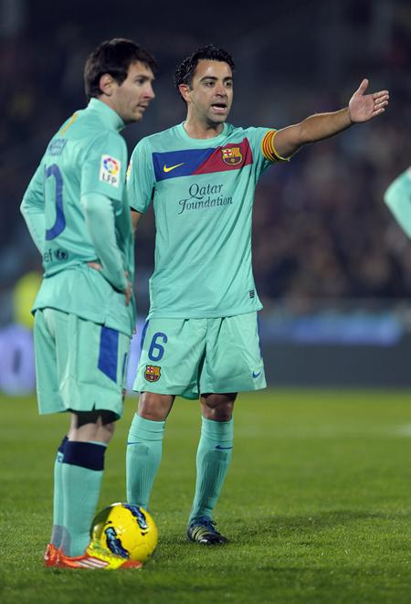 El centrocampista del FC Barcelona, Xavi Hernández (d), y el delantero argentino Lionel Messi. Foto: EFE
