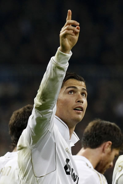 El delantero portugués del Real Madrid Cristiano Ronaldo celebra uno de los dos goles que ha marcado al Atlético de Madrid. Foto: EFE