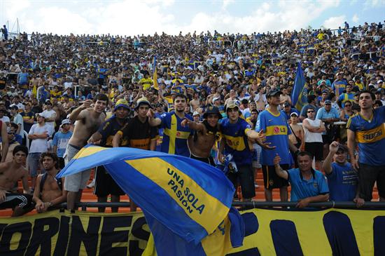 Seguidores de Boca Juniors animan a su equipo durante el partido con Godoy Cruz. Foto: EFE