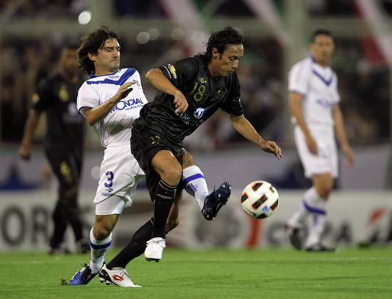 El jugador de Velez Sarsfield Emiliano Papa (i) lleva el balón ante la marca de Fernando Hidalgo (d) de Liga. Foto: EFE