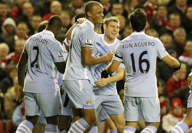 El capitán del Manchester City, Vincent Kompany (c) y el argentino Kun Agüero (der) celebran. Foto: EFE